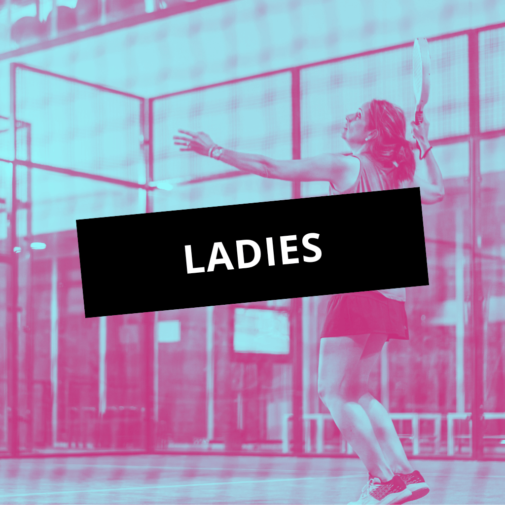 Une joueuse de padel en action sur le court, énergie et convivialité à Nancy